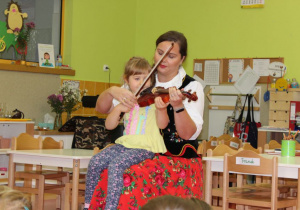 dziewczynka gra na skrzypcach 1