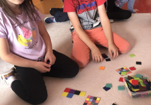dzieci układają kwadraty