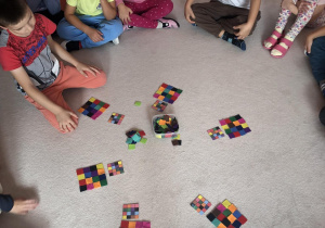 dzieci układają kwadraty