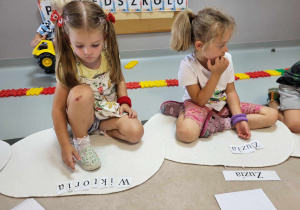dziewczynki prezentują ułożone z liter swoje imiona