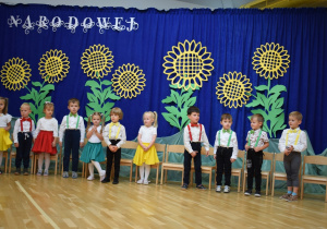 dzieci stoją na scenie