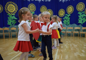 dzieci tańczą w parach z sercami