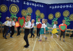 przedszkolaki tańczą z sercami
