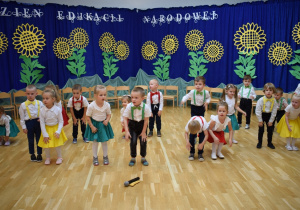 dzieci tańczą i śpiewają piosenkę po angielsku