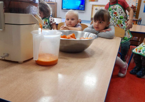 Dziewczynki obserwują jak powstaje sok marchwiowy