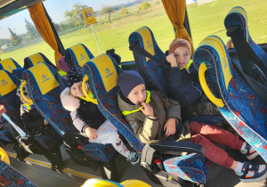 przedszkolaki siedzą w autobusie