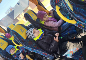 przedszkolaki jadą autobusem