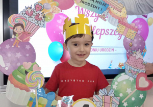 chłopiec pozuje w urodzinowej fotobudce
