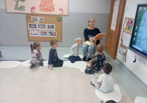 pani bibliotekarka czyta dzieciom książkę