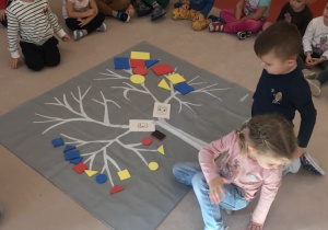 Dzieci segregują figury geometryczne
