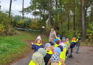 przedszkolaki słuchają odgłosów z lasu