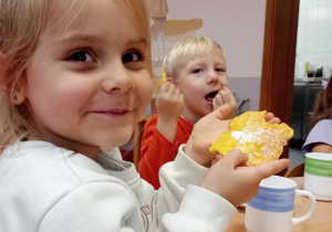 dzieci jedzą dyniowe placuszki