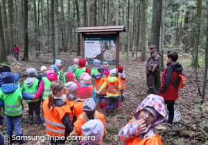 dzieci słuchają leśniczego