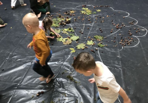 Dzieci układają drzewo z darów