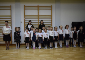 sześciolatki śpiewają hymn