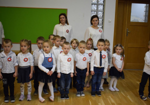 przedszkolaki przygotowują się do śpiewania hymnu