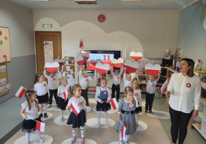 przedszkolaki tańczą z sercami i flagami