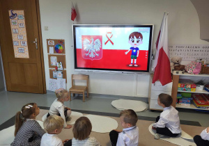 przedszkolaki ogladają filmik edukacyjny utrwalając nazwy symboli narodowychh