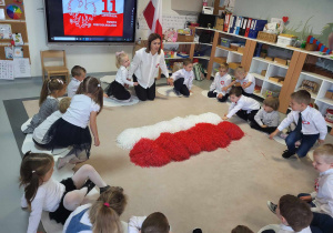 pani Ewa rozmawia z dziećmi na temat flagi Polski