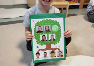 chłopiec prezentuje drzewo genealogiczne swojej rodziny