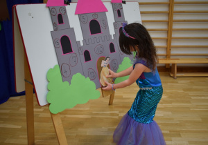 dziewczynka przykleja księżniczkę