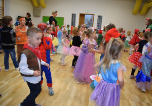 dzieci tańczą w parach przy piosence