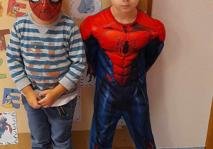 Chłopcy w strojach Spidermana
