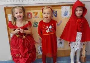 Dziewczynki prezentują swoje czerwone stroje