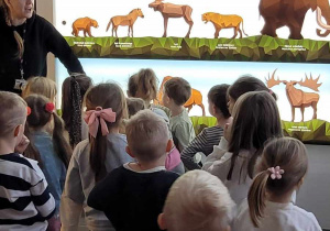 dzieci poznają prehistoryczne zwierzęta
