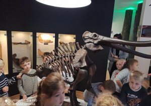 dzieci oglądają szkielet mamuta