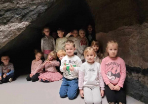 dzieci pozują w jaskini