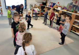 przedszkolaki tańczą i śpiewają przy piosence