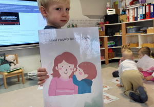 chłopiec pokazuje ilustracje