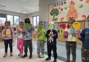 grupa dzieci trzyma emblematy - smutne minki