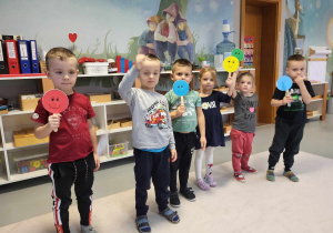 grupa dzieci trzyma emblematy - wesołe minki