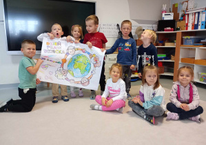czterolatki prezentują pokolorowany plakat