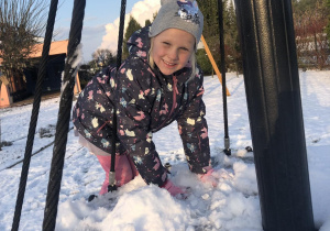 dziewczynka bawi sie na śniegu