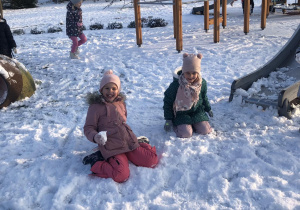 dzieci bawia się na śniegu