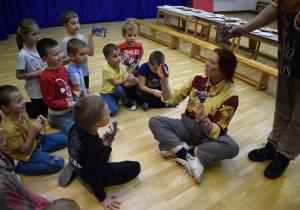 dzieci słuchają opowieści pani Ani