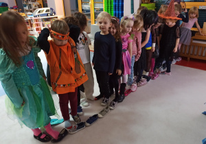 dzieci stoją przy swoich butach