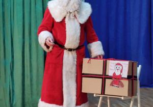 Mikołaj pokazuje paczkę