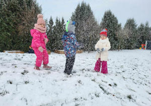 dzieci sypią się śniegiem