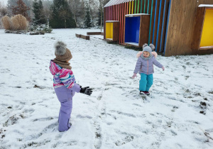 dziewczynki rzucają się śniegiem
