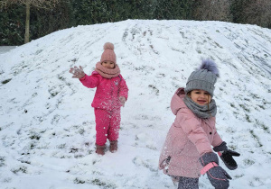 dziewczynki sypią śniegiem