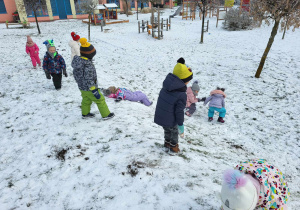 przedszkolaki bawią się na śniegu