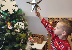 chłopiec trzyma gwiazdę