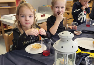 przedszkolaki jedzą babeczki i piją kompot