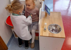 Dzieci bawią się w lekarza