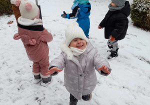 Radość dzieci z pobytu na śniegu