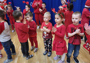 przedszkolaki tańczą na sali gimnastycznej